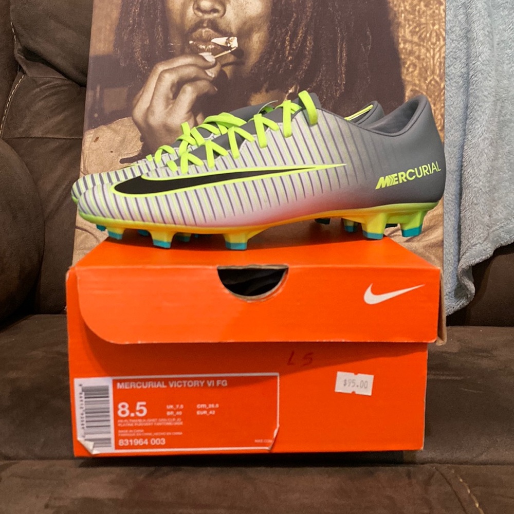 Nike soccer cleats Mercurial victory VI size 8.5